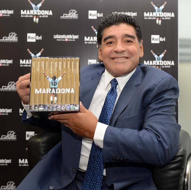 Diego Maradona mostra la collana di dvd della Gazzettav a lui dedicata.Bozzani